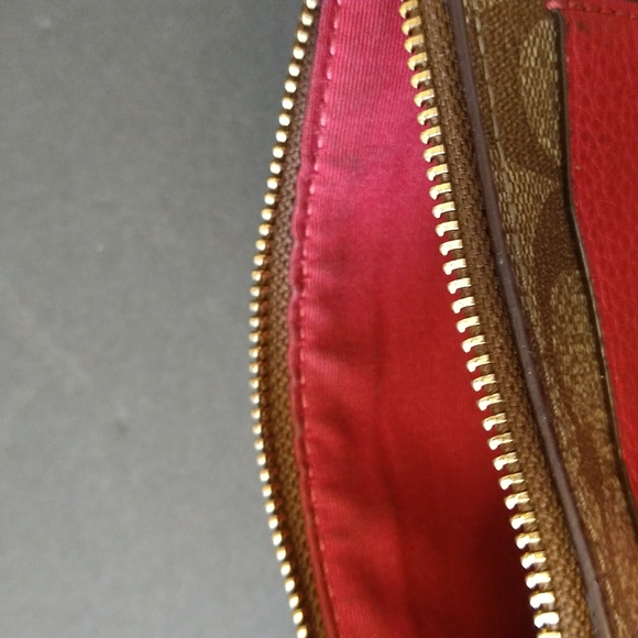 VGUC. Coach wristlet. - Picture 8 of 11